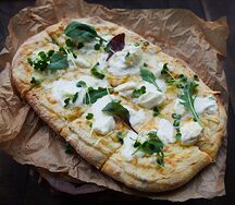 Пицца с медовой рикоттой и 5 видами сыра