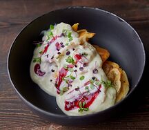 Сырники с александрийским кремом, малиновым сорбе и запеченным бананом