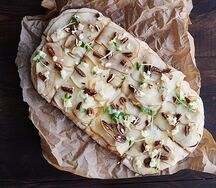 Пицца с грушей, сыром горгондзола и орехом пекан