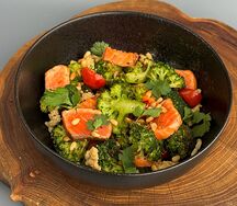 Лосось с запеченным брокколи и дипом из кешью