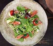 Салат с копченым лососем тоса-ми