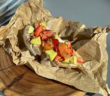 Брускетта с охлажденным лососем и авокадо