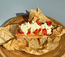 Брускетта со страчателлой и вяленными томатами