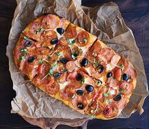 Пицца Пеперони с маслинами и томатами черри