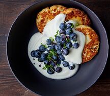 Сырники с теплым соусом и голубикой