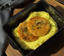 Котлеты из форели с картофельным пюре