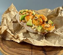 Брускетта с креветкой, кешью и цитрусовым соусом