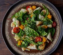 Салат с жареным сыром и томленым медом