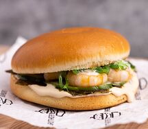 Бургер с креветками и чукой