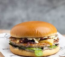 Бургер с луковыми чатни