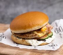 Бургер со cвинoй котлетой и беконом (Сезон)