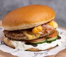 Бургер со cвинoй котлетой и беконом