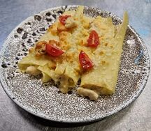 Каннеллони с курицей в творожном соусе