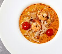 Морепродукты и лампа в стиле том ям
