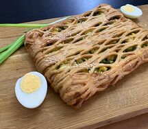 Пирог с луком и яйцом