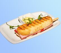 Хот-дог с сыром и ветчиной