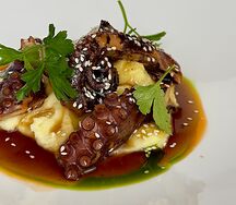 Осьминог, картофельное пюре, соус терияки