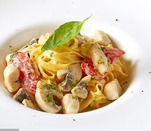 Тальятелле с курицей, грибами и соусом песто