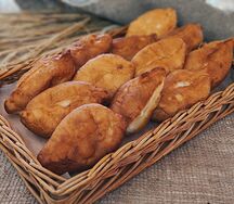 Жареный пирожок с яйцом и луком