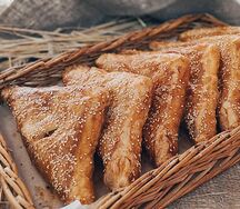 Пирожок слоеный с мясом