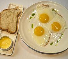 Глазунья из 3-х яиц с чиабаттой и сливочным маслом