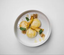 Сырники с сыром дорблю, грушей и медом