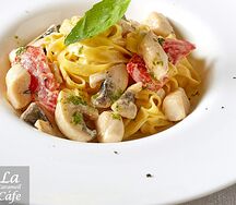 Тальятелле с курицей, грибами и соусом песто