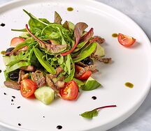 Теплый салат с телятиной и соусом песто