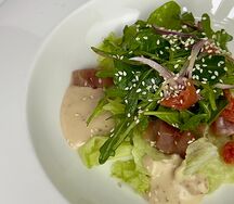 Салат с тунцом и кунжутным соусом