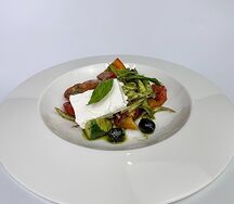 Свежие овощи с сыром фета и соусом песто