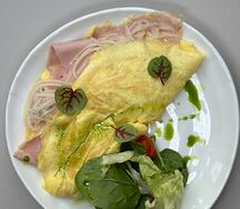 Омлет с мортаделлой и сыром моцарелла