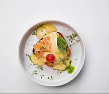 Бенедикт со слабосоленым лососем с соусом голландез