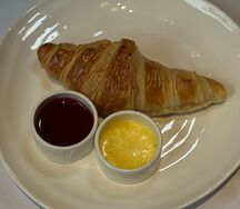 Круассан со сливочным маслом и малиновым кремом
