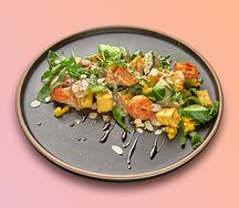 Салат с креветками и жареным сыром