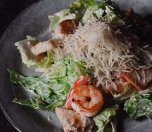 Салат Цезарь с креветками