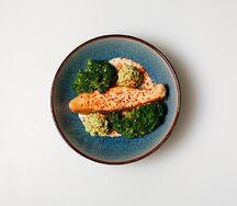 Лосось с кремом из брокколи