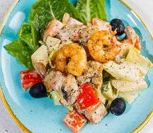 Салат с лососем, креветками и шампиньонами