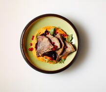 Стейк из языка с брусникой