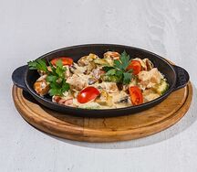 Горячая сковородка с красной рыбой