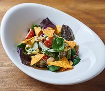 Салат с куриной грудкой и сырными чипсами
