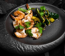 Креветки на гриле с битыми огурцами