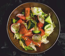 Салат из сезонных овощей с маслом кинзы