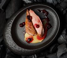 Утиная грудка с яблочным пюре