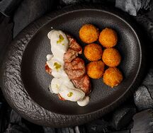 Медальоны из свинины с картофельными шариками