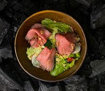 Салат с ростбифом и соусом Ромеско