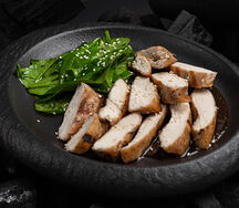 Куриная грудка на гриле со шпинатом и азиатской заправкой