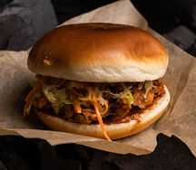 Бриошь с рваной свининой