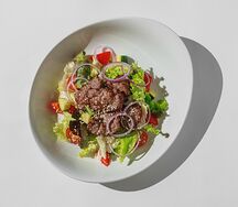 Салат с говядиной и овощами