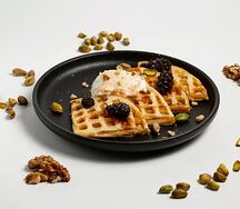 Вафли кокосовые с йогуртовым кремом и еловыми шишками 