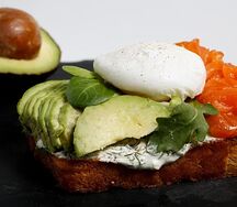 Бриошь с лососем, авокадо и яйцом пашот